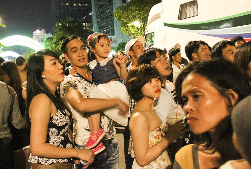 “Bố ơi! Mình đi xem pháo hoa nhé!“ ảnh 10